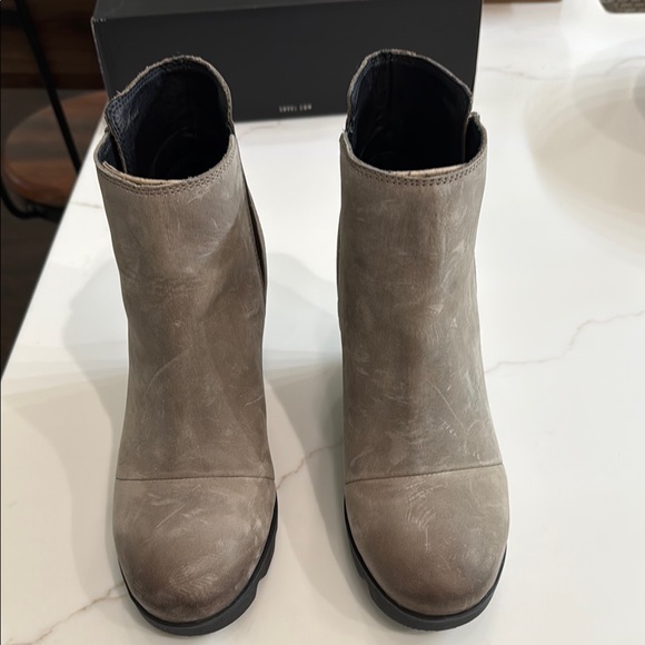 Sorel Shoes - Sorel Tan Ankle Boots Sleek Suede Design